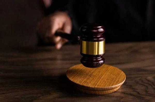 Во Франции приговорили четверых молдаван за граффити с изображением истребителей